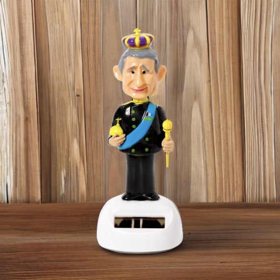 Couronnement en uniforme noir du roi Charles III à énergie solaire Figurine  dansante -  France