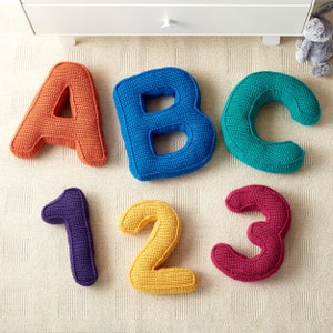 Almohada con letras del alfabeto
