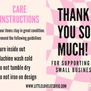 Puede incluir: Imagen con un fondo a cuadros rosa y blanco y las palabras "THANK YOU SO MUCH!" en letras negras grandes. La imagen tambi&eacute;n incluye instrucciones de cuidado y una direcci&oacute;n de sitio web. Hay gr&aacute;ficos decorativos de margaritas y caras sonrientes.