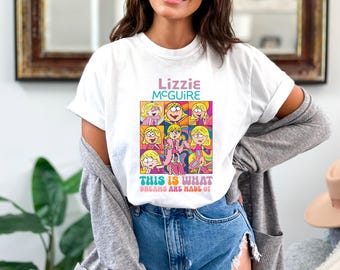 Könnte beinhalten: Weißes T-Shirt mit einer bunten Grafik der Figur Lizzie McGuire. Das Design enthält mehrere Bilder der Figur und den Text "Lizzie McGuire" und "This is what dreams are made of."