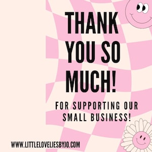Puede incluir: Fondo a cuadros rosa y blanco con el texto "THANK YOU SO MUCH! FOR SUPPORTING OUR SMALL BUSINESS!" y la direcci&oacute;n del sitio web "www.littleloveliesbyjo.com". Hay dos caras de dibujos animados, una con fondo rosa y la otra con fondo blanco.