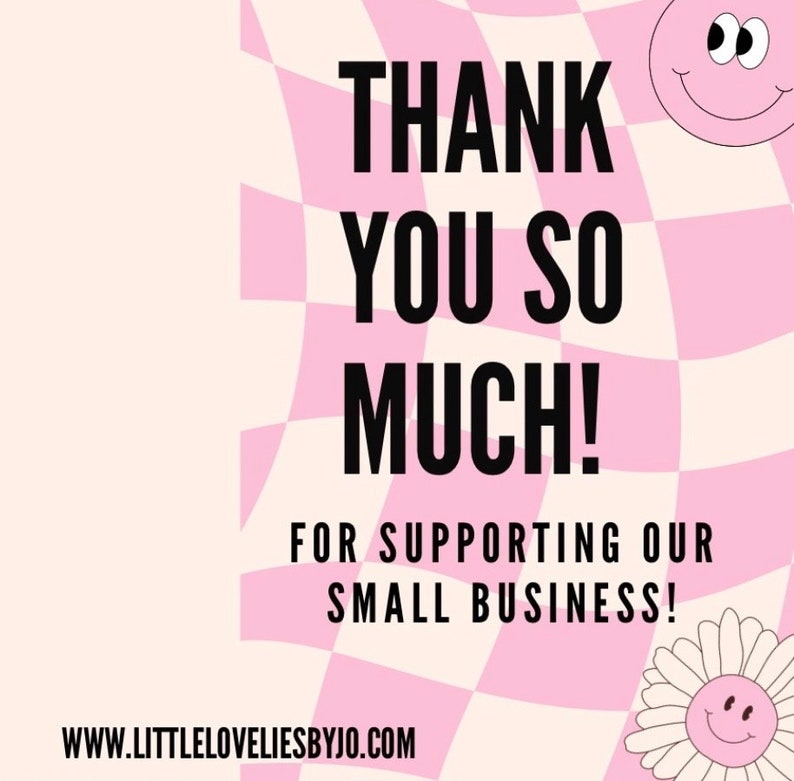 Puede incluir: Fondo a cuadros rosa y blanco con el texto "THANK YOU SO MUCH! FOR SUPPORTING OUR SMALL BUSINESS!" y la direcci&oacute;n del sitio web "www.littleloveliesbyjo.com". Hay dos caras de dibujos animados, una con fondo rosa y la otra con fondo blanco.