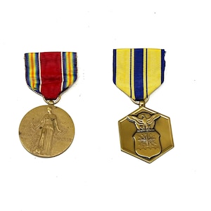 2 US Medal Vintage / Antique Victory Campaign Service Medal 1941 to 1965 / Vintage Air Force Commendation Medal