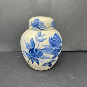 Ginger Jar Floral with Lid Chinoiserie Blue and White Vintage / Antique Floral Ginger Jar