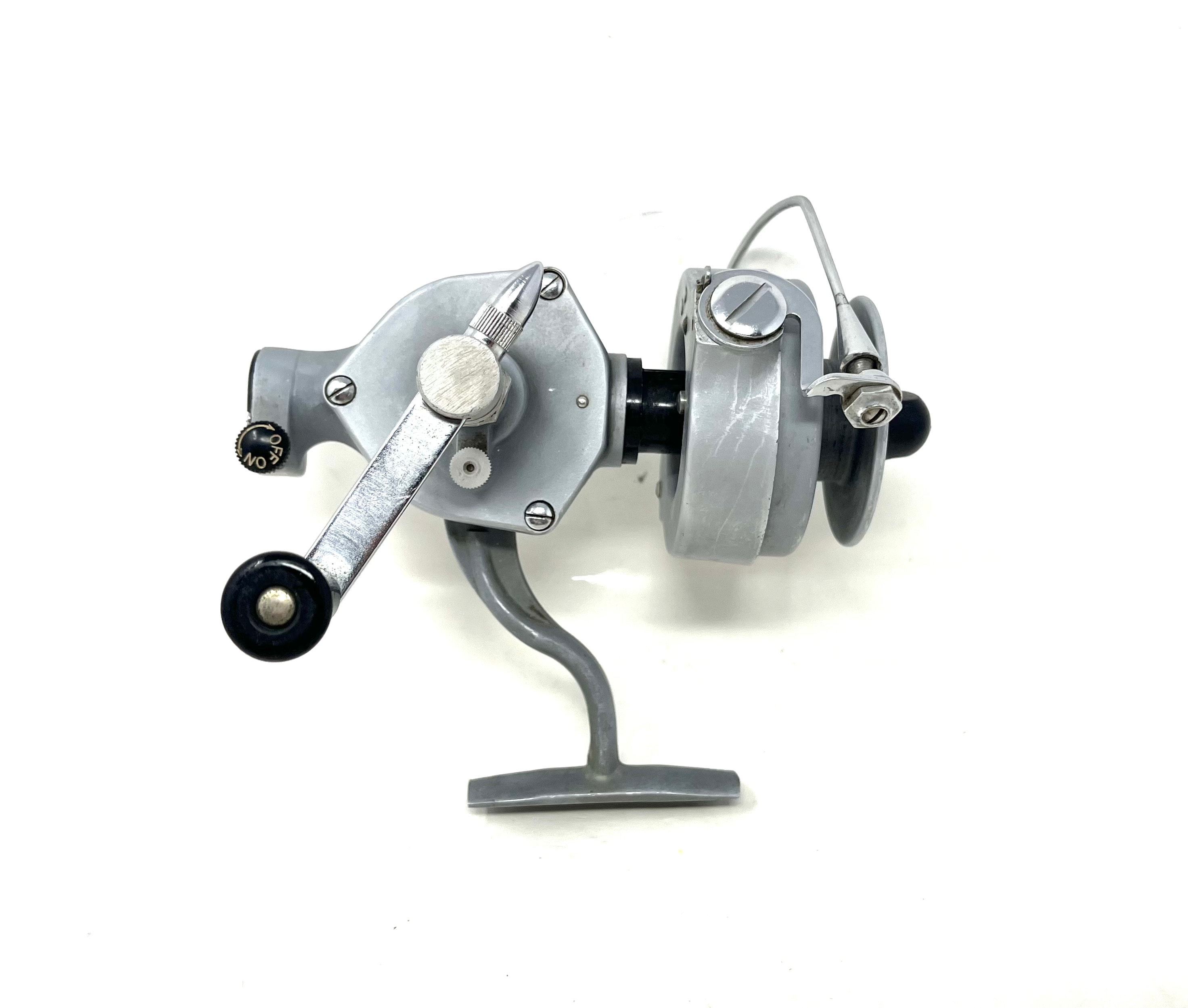 VINTAGE PFLUEGER PELICAN 1020 SPINNING REEL(AKRON OH. U.S.A.