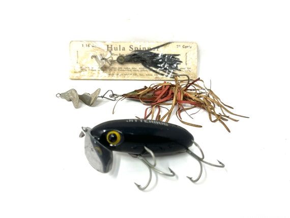 3 Vintage Fred Arbogast Fishing Lures Including 1 Scarce Hula Spinner New  on Card / Antique Fishing Lure Fred Arbogast -  UK