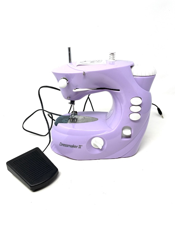 Dressmaker II Compact Sewing Machine and Accessories / Compact Sewing  Machine Dressmaker II 