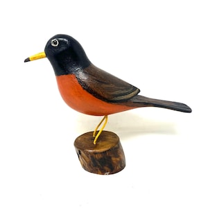 Carved Robin Bird / Carved Bird Statue / Bird Lover Gift / Robin Wood Carving /  Jim Slack Wood Carving