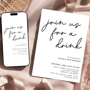 Puede incluir: Una tarjeta de invitación blanca con texto negro que dice "join us for a drink" para celebrar el 30 cumpleaños de Olivia. La invitación incluye la fecha, la hora, la ubicación y la información de RSVP.
