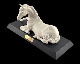 Figura de caballo de cerámica "Espíritu de la Paz" de Royal Doulton, vintage, sobre pedestal de madera.
