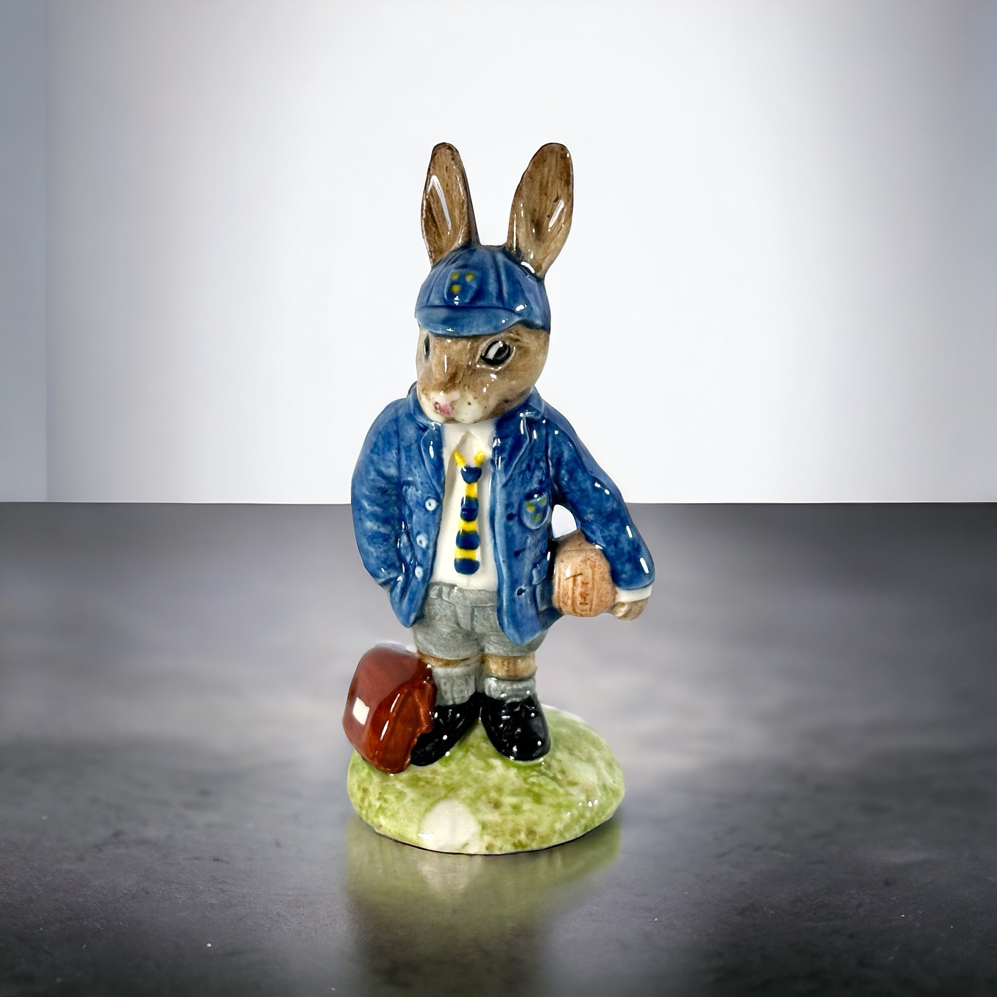 ロイヤルドルトン 磁器製フィギュア「スクールボーイ・バニーキンズ