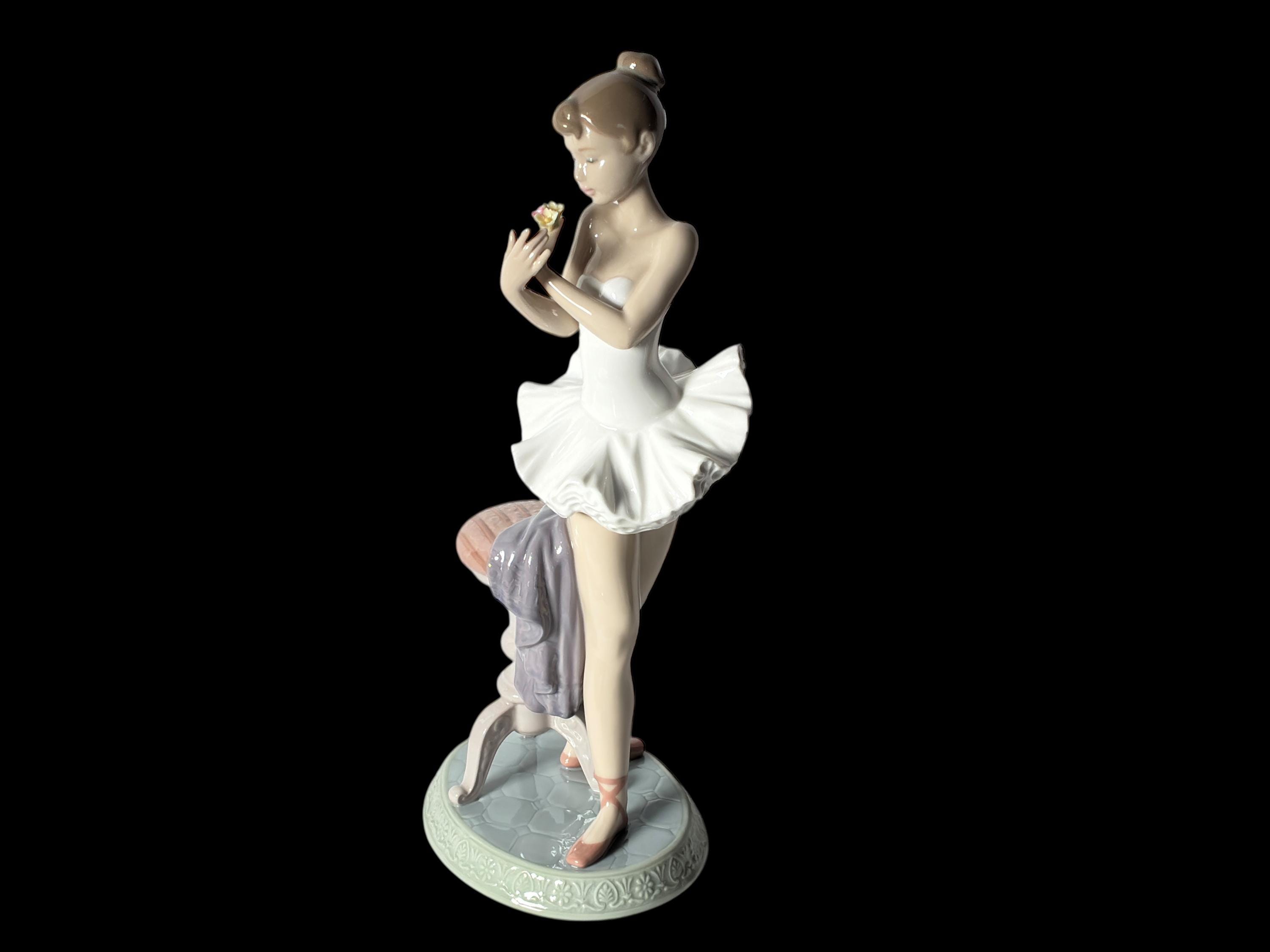 LLADRO Porcelain Figurine of A Lady Ballerina With Flower ' for A