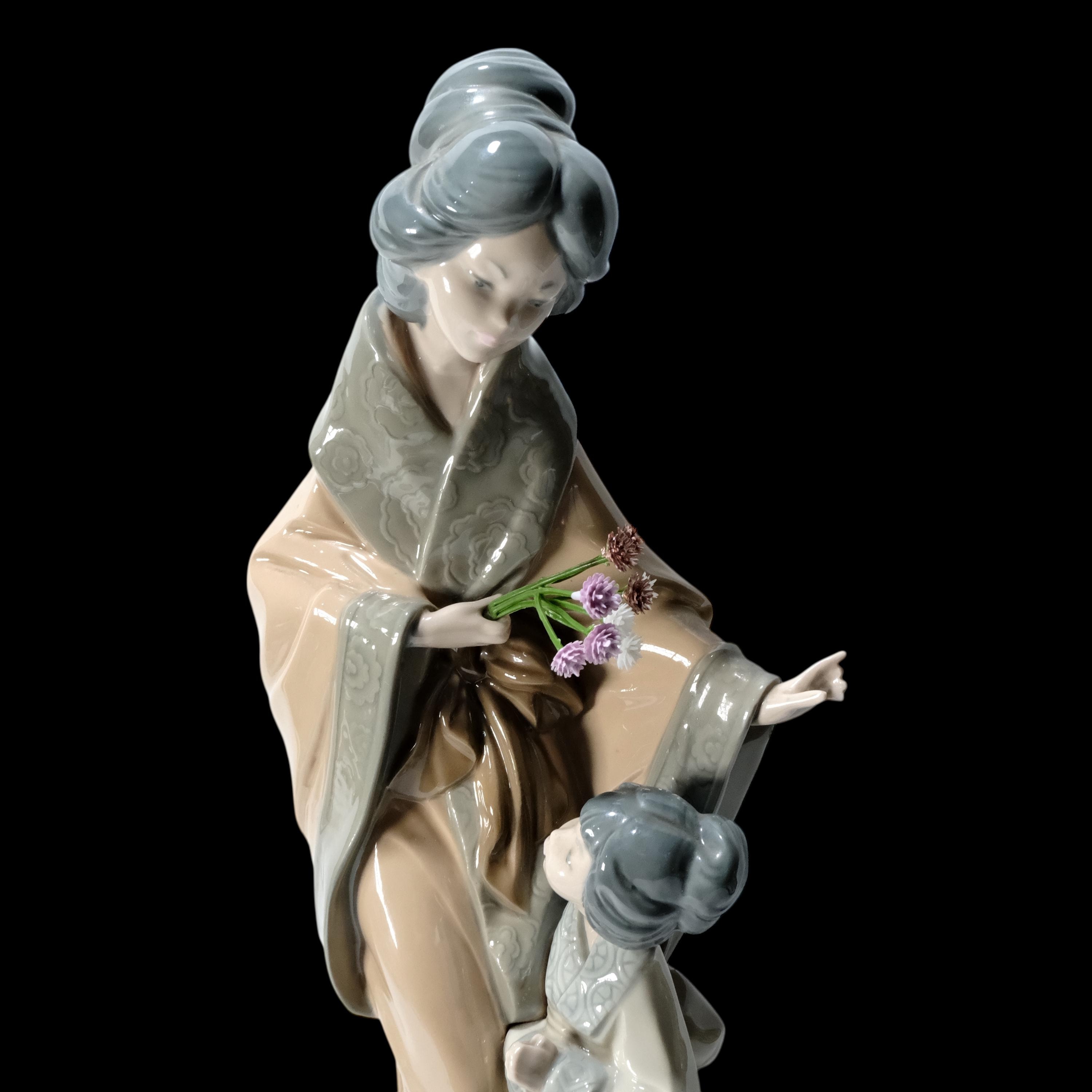 NAO by LLADRO Large (39 Cm) Porcelain Figurine of Japanese Lady