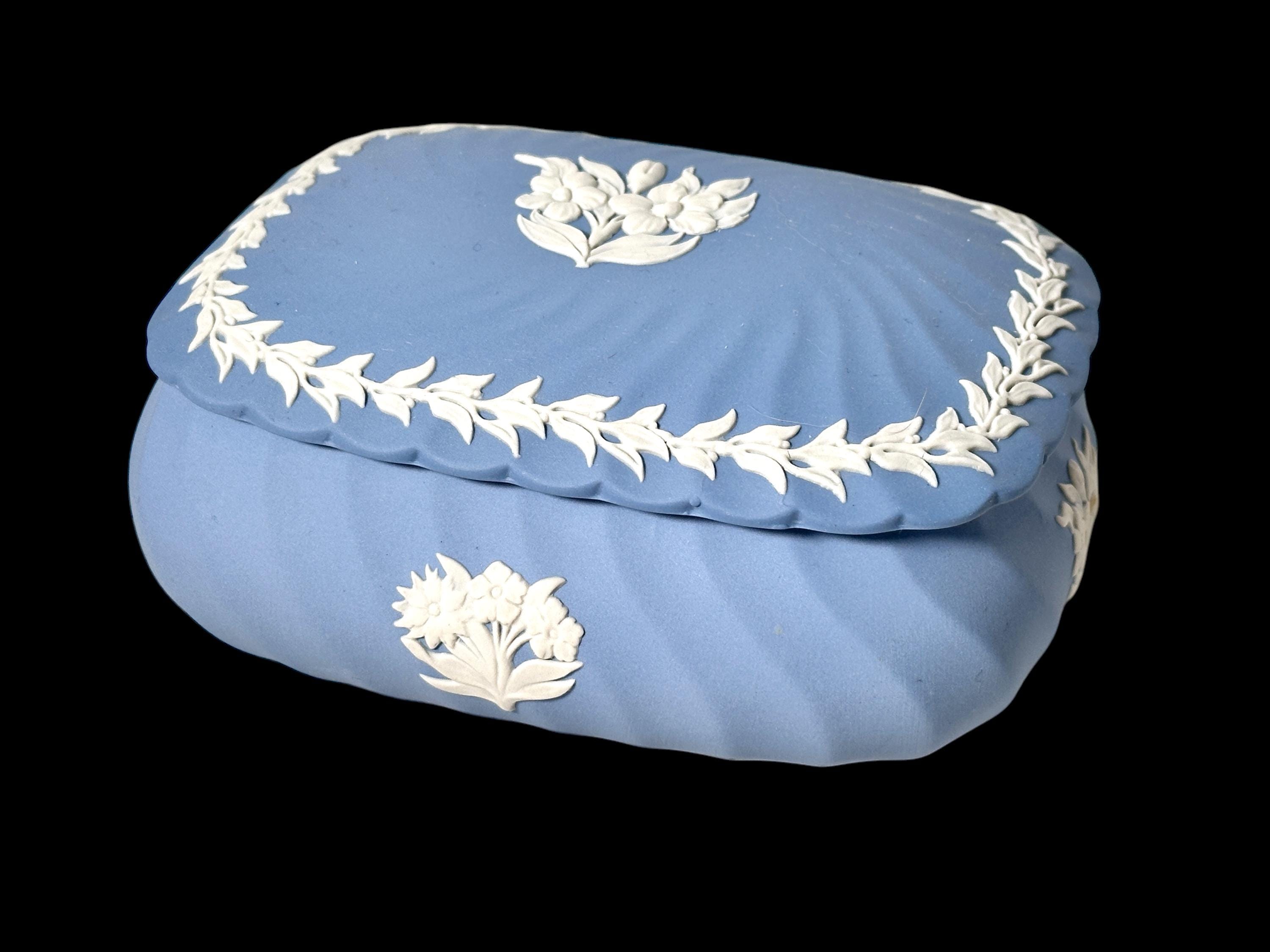 希少　J&B EDWARDIANエドワーディアン　ウッドギフトBOX750ml WEDGWOOD Jasperware Pale Blue Large Trinket Box - Etsy Canada