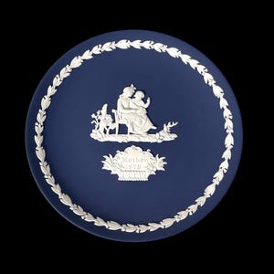 Wedgwood Jasperware Portland Navy Blue & White Decorative Mother Plate 1975