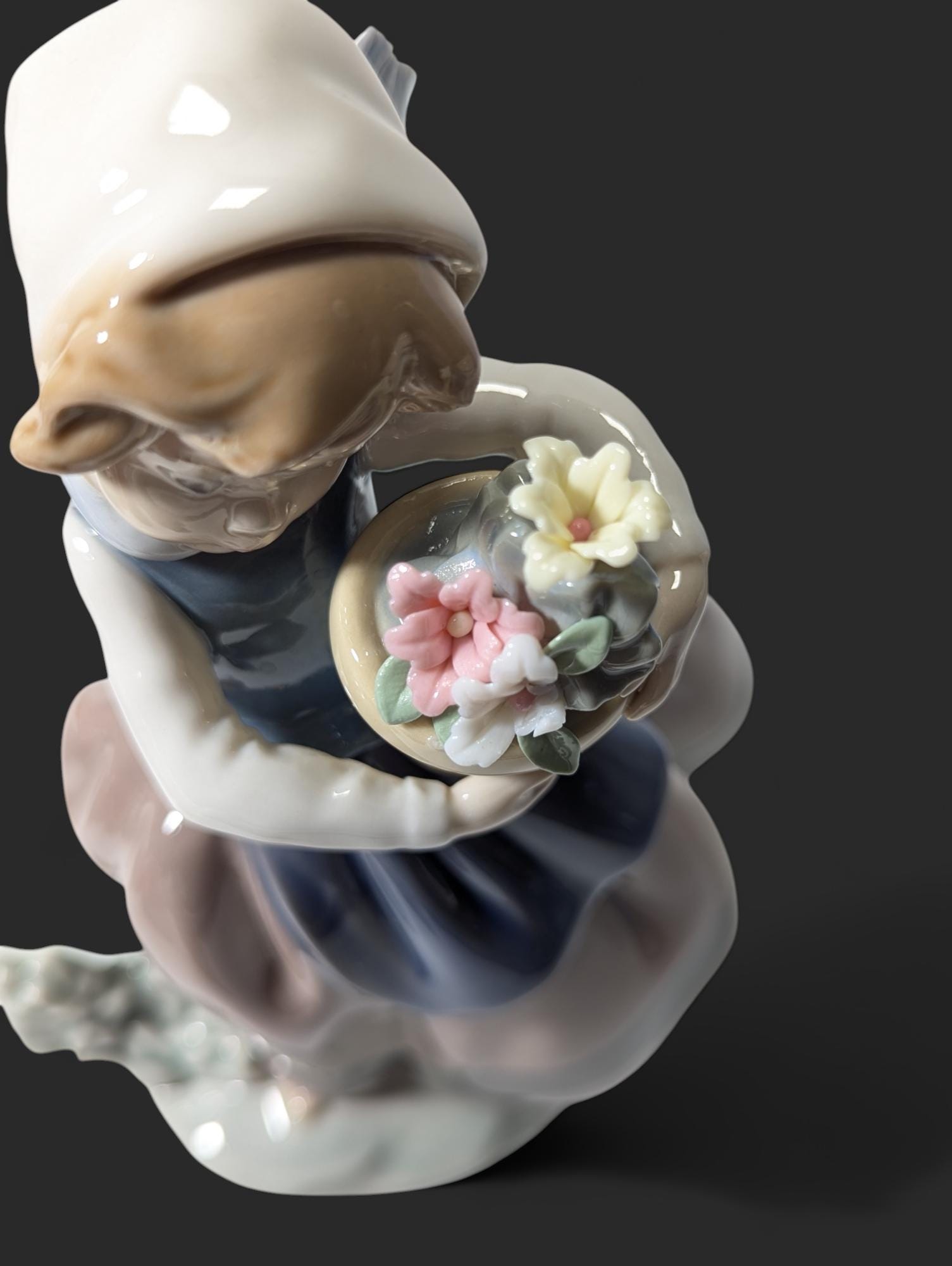LLADRO Porcelain Figurine of a Girl With Basket of Flowers 'spring