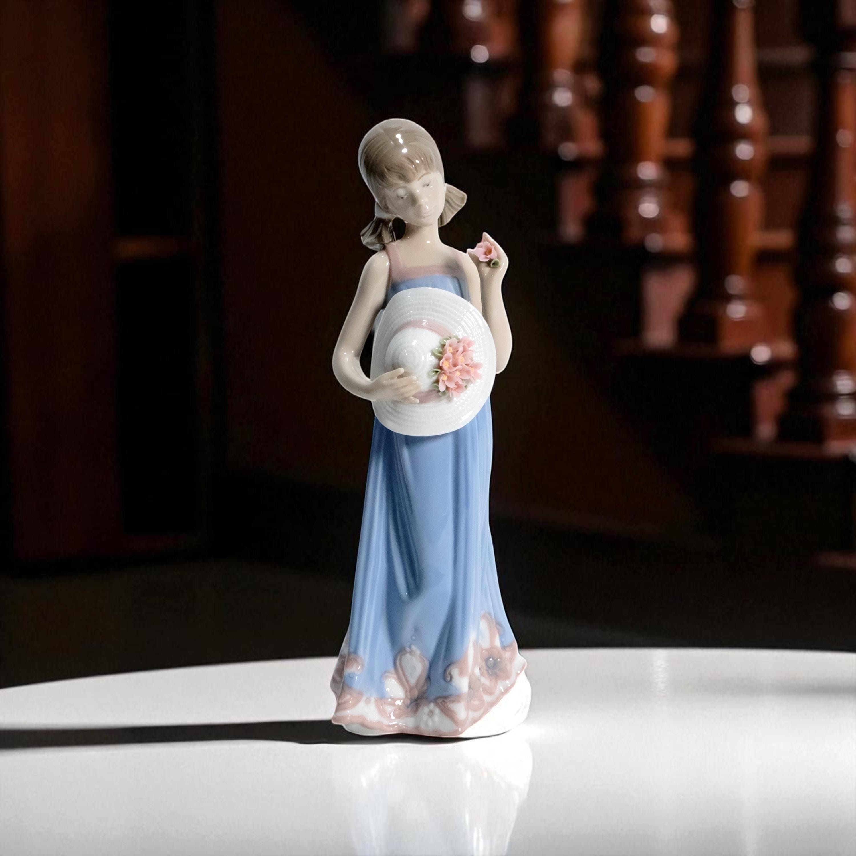 Lladro Porcelain Figurine of Girl With Flowers ' Courtney ' Nr