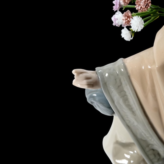 NAO by LLADRO Large (39 Cm) Porcelain Figurine of Japanese Lady