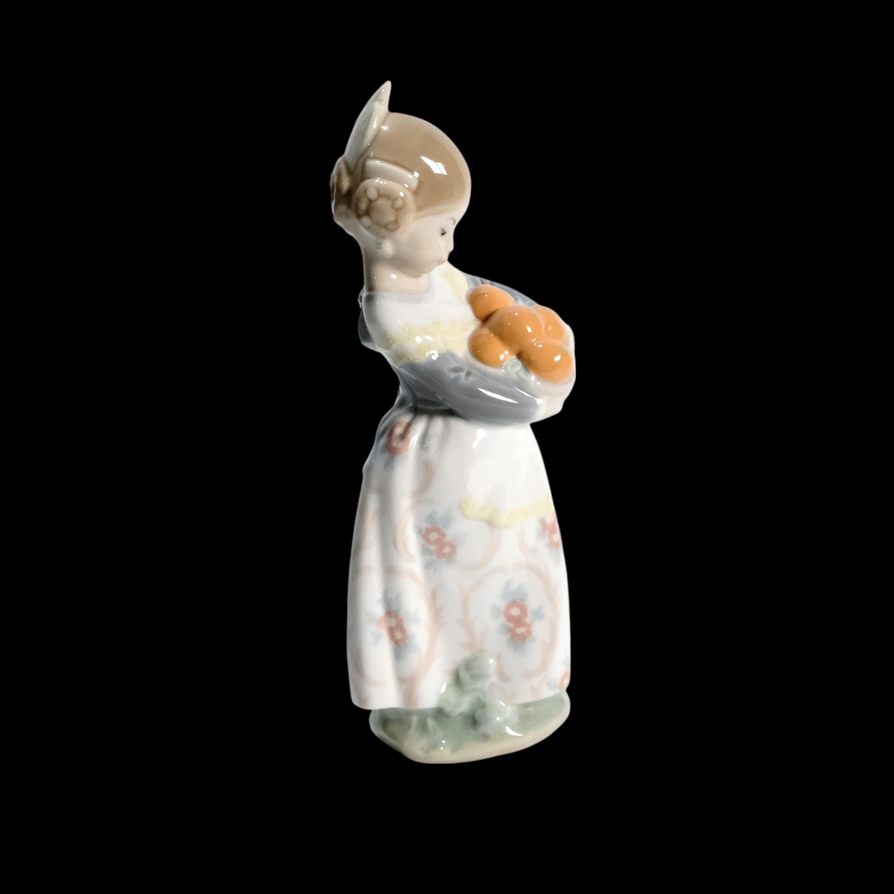 Lladro Porcelain Figurine of Valencia Girl With Oranges Nr. 4841