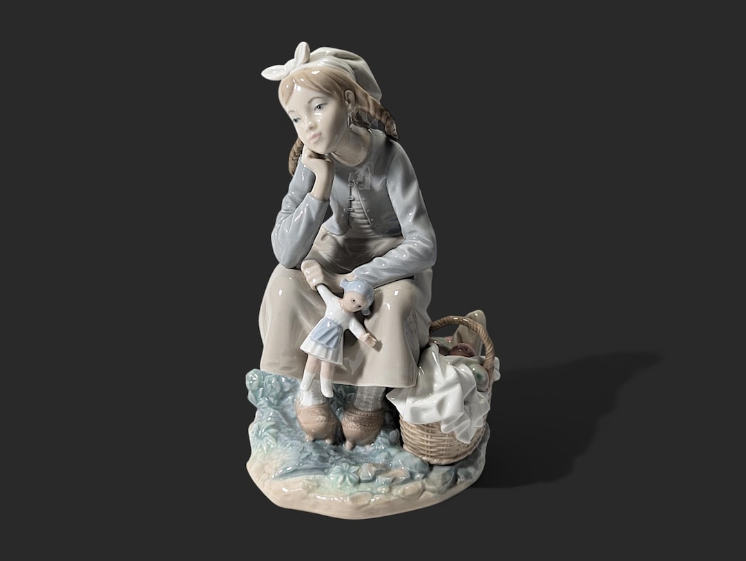 LLADRO Porcelain Figurine of Dutch Girl With Doll 1972-84 , #1211