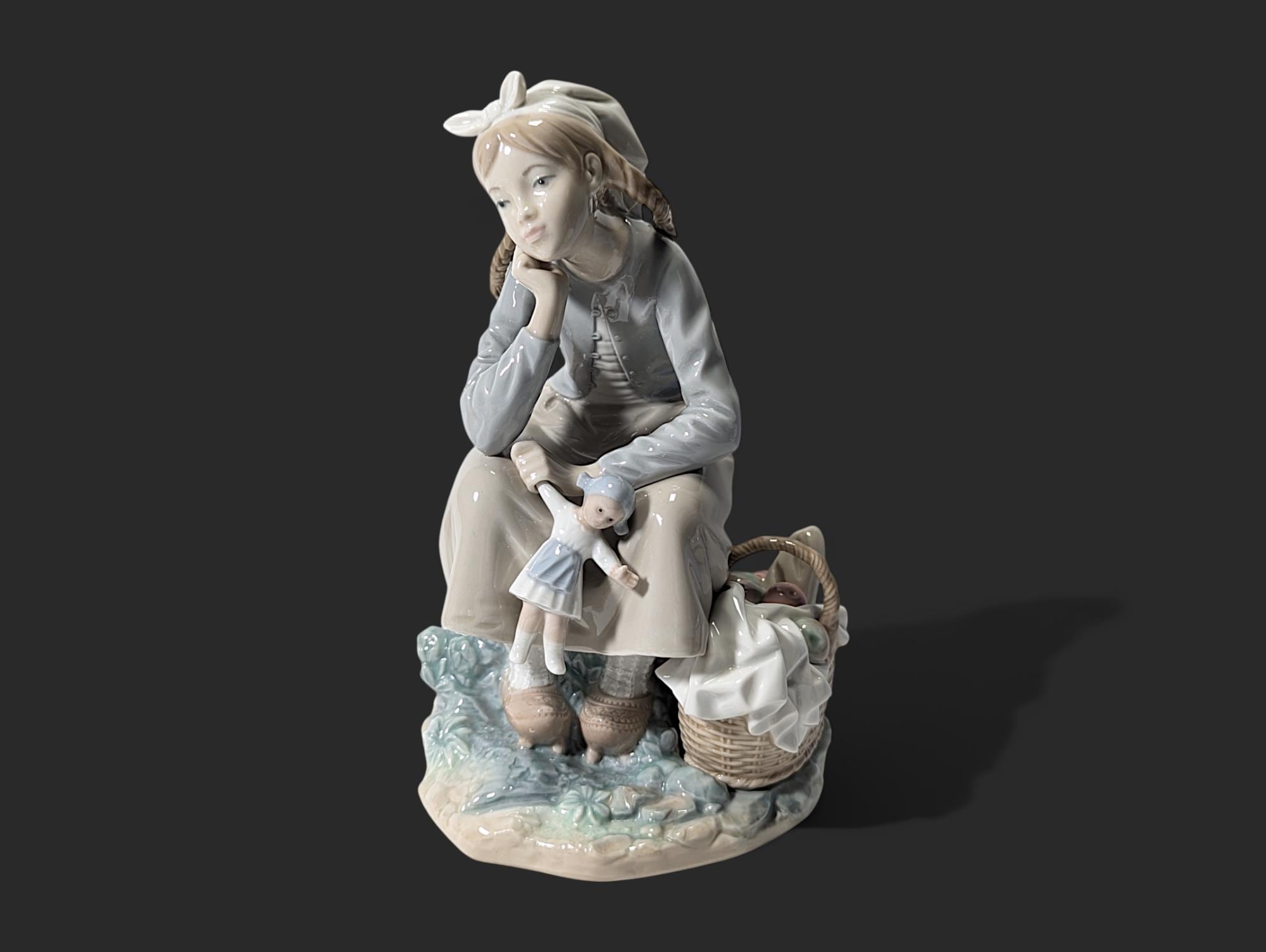 LLADRO Porcelain Figurine of Dutch Girl With Doll 1972-84 , #1211
