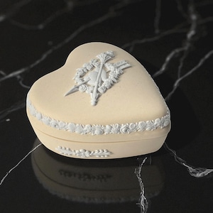 WEDGWOOD Jasperware Handcrafted Primrose Yellow Celebrating 1998 Heart Shaped Trinket Box