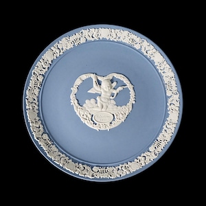 Plato de San Valentín azul pálido de 1999 hecho a mano en jaspe Wedgwood