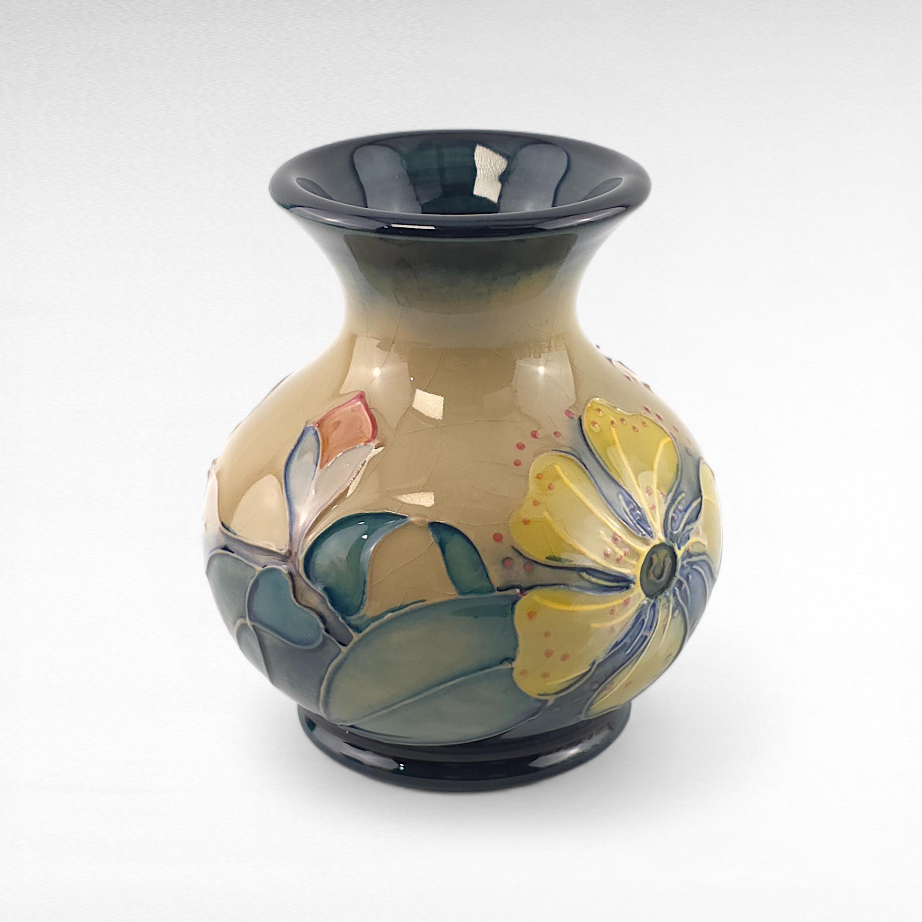 moorcroft イングランド英国王室御用達アールヌーヴォーフラワーベース MOORCROFT Pottery ' Hypericum ' Vase Designed by Rachel Bishop