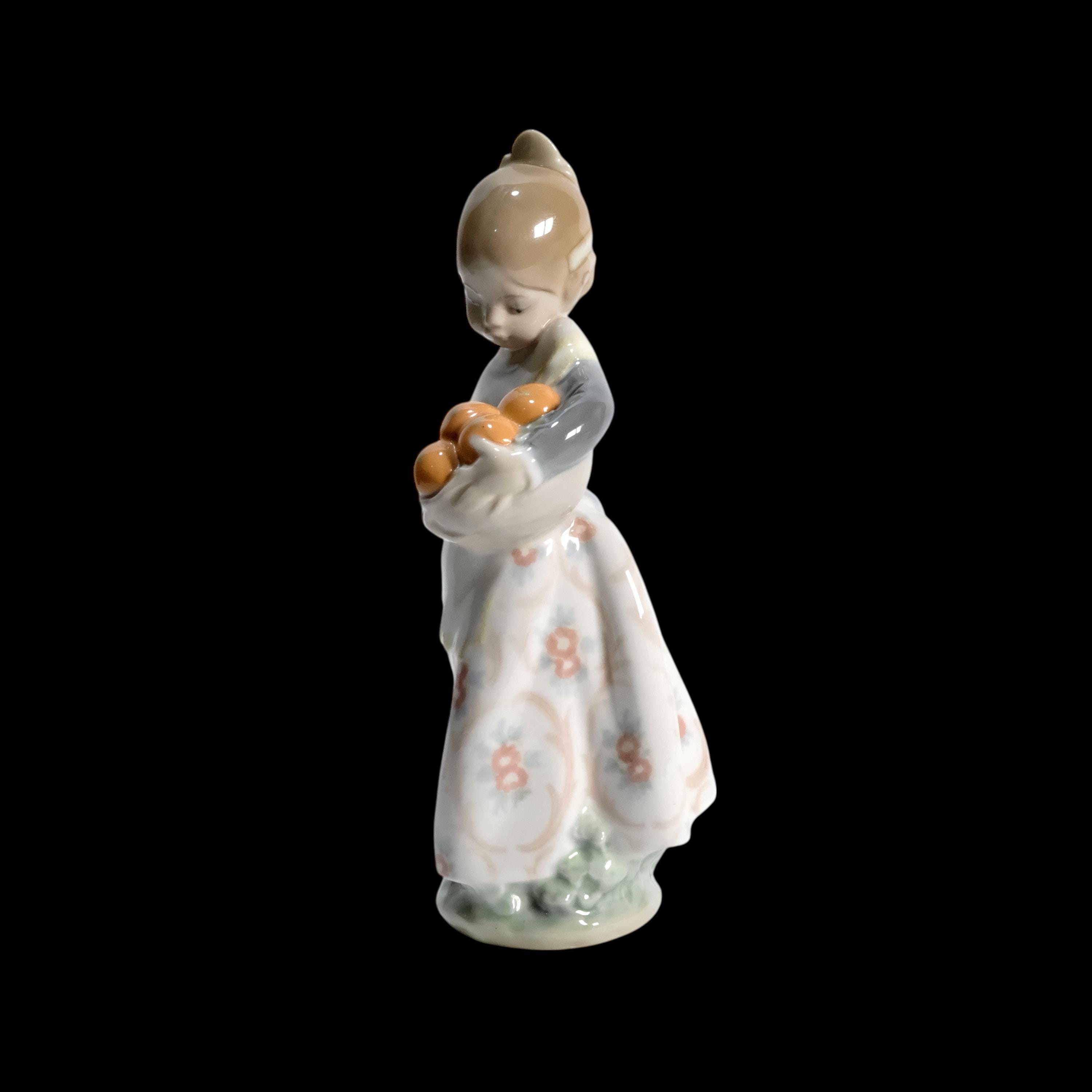 Lladro Porcelain Figurine of Valencia Girl With Oranges Nr. 4841
