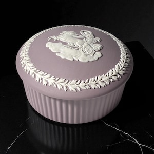WEDGWOOD Jasperware Handcrafted Lilac / Purple Trinket Box Cupcake Shaped