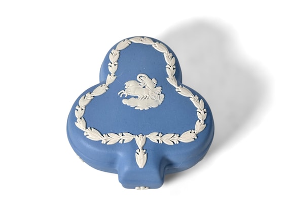 ウェッジウッド ブルージャスパー ピーターラビット 小物入れ WEDGWOOD ジャスパーウェア ペールブルー クラブ型小物入れ - Etsy 日本