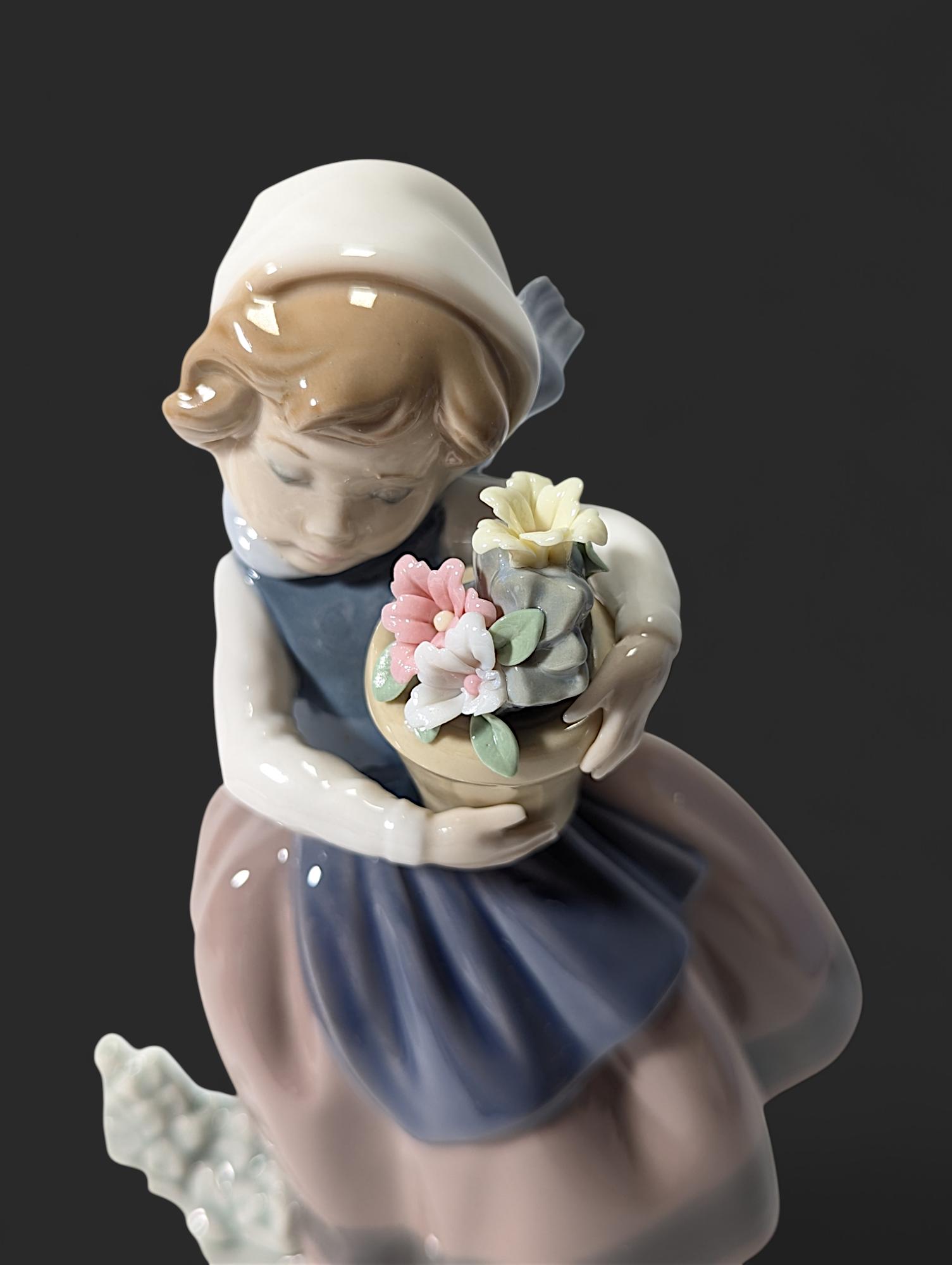 LLADRO Porcelain Figurine of a Girl With Basket of Flowers 'spring