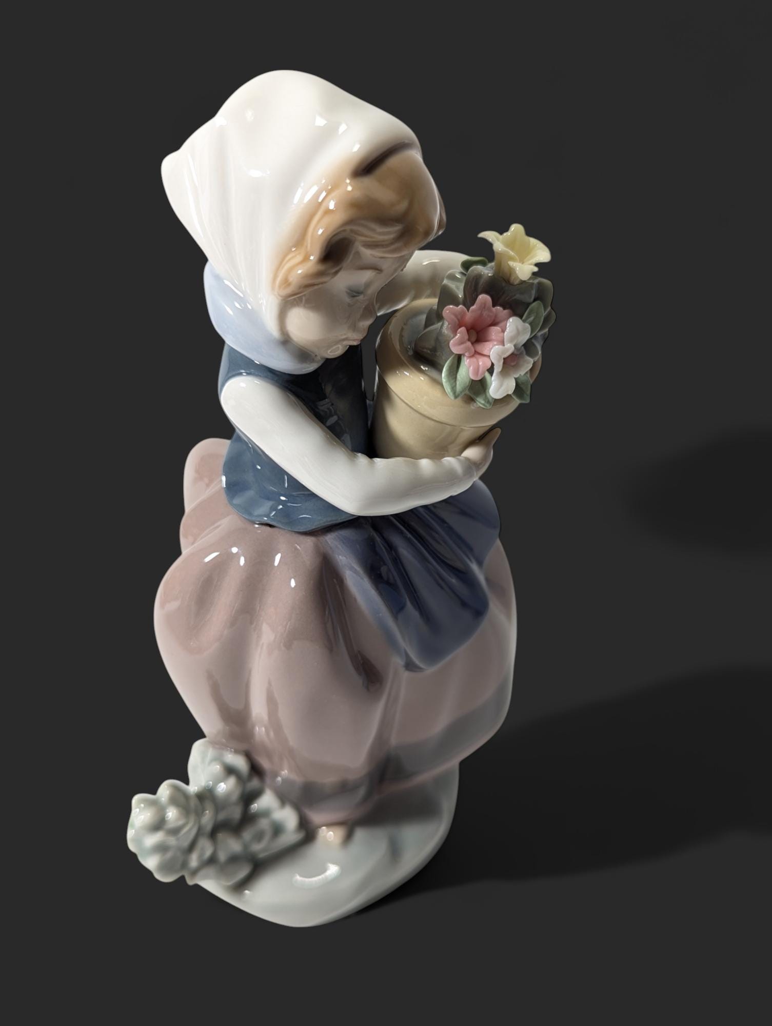 LLADRO Porcelain Figurine of a Girl With Basket of Flowers 'spring