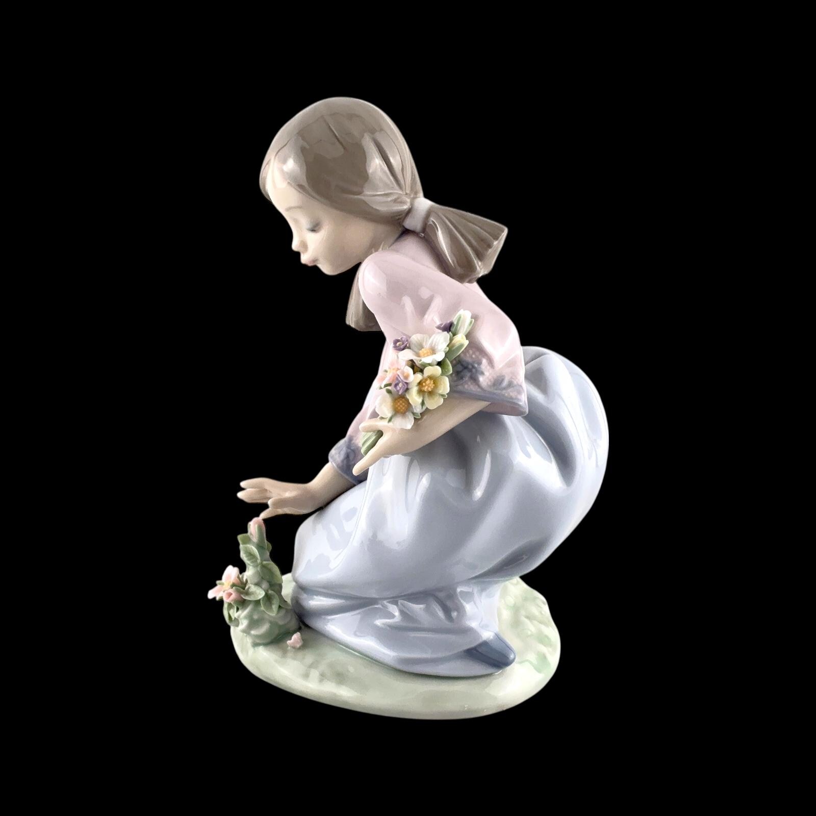 Lladro Porcelain Figurine of Girl With Flowers ' Bouquet of