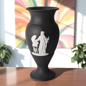 WEDGWOOD Jasperware Handcrafted Black Vase (18.5 cm)
