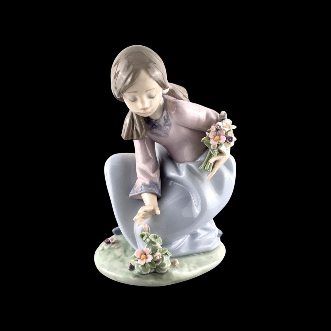 Lladro Porcelain Figurine of Girl With Flowers ' Bouquet of