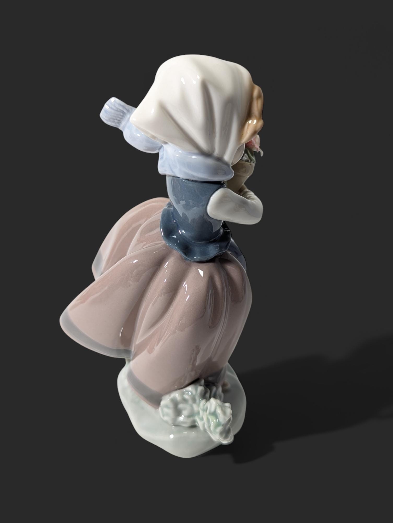 LLADRO Porcelain Figurine of a Girl With Basket of Flowers 'spring