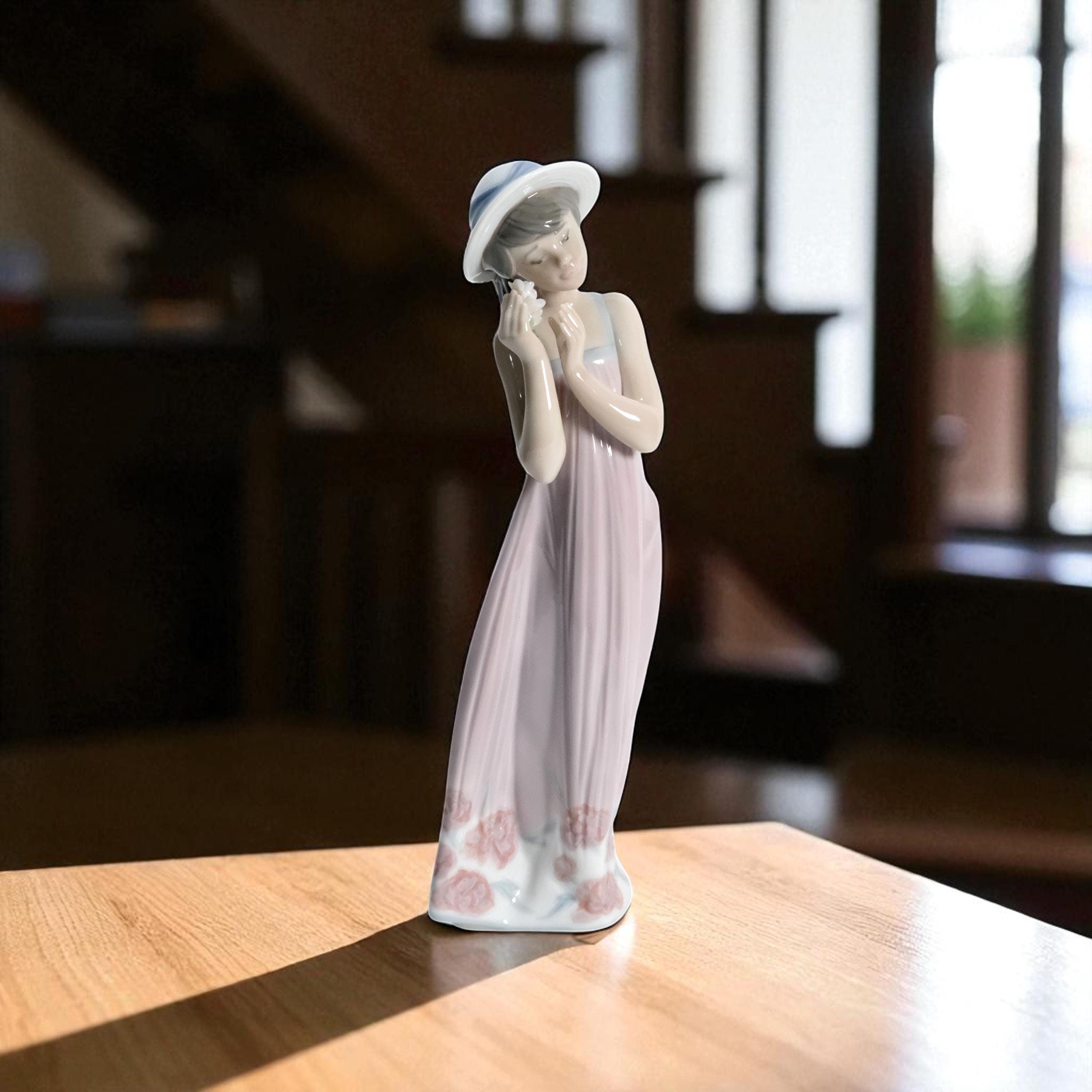 Lladro Porcelain Figurine of Girl With Flowers ' Cindy ' Nr. 5646