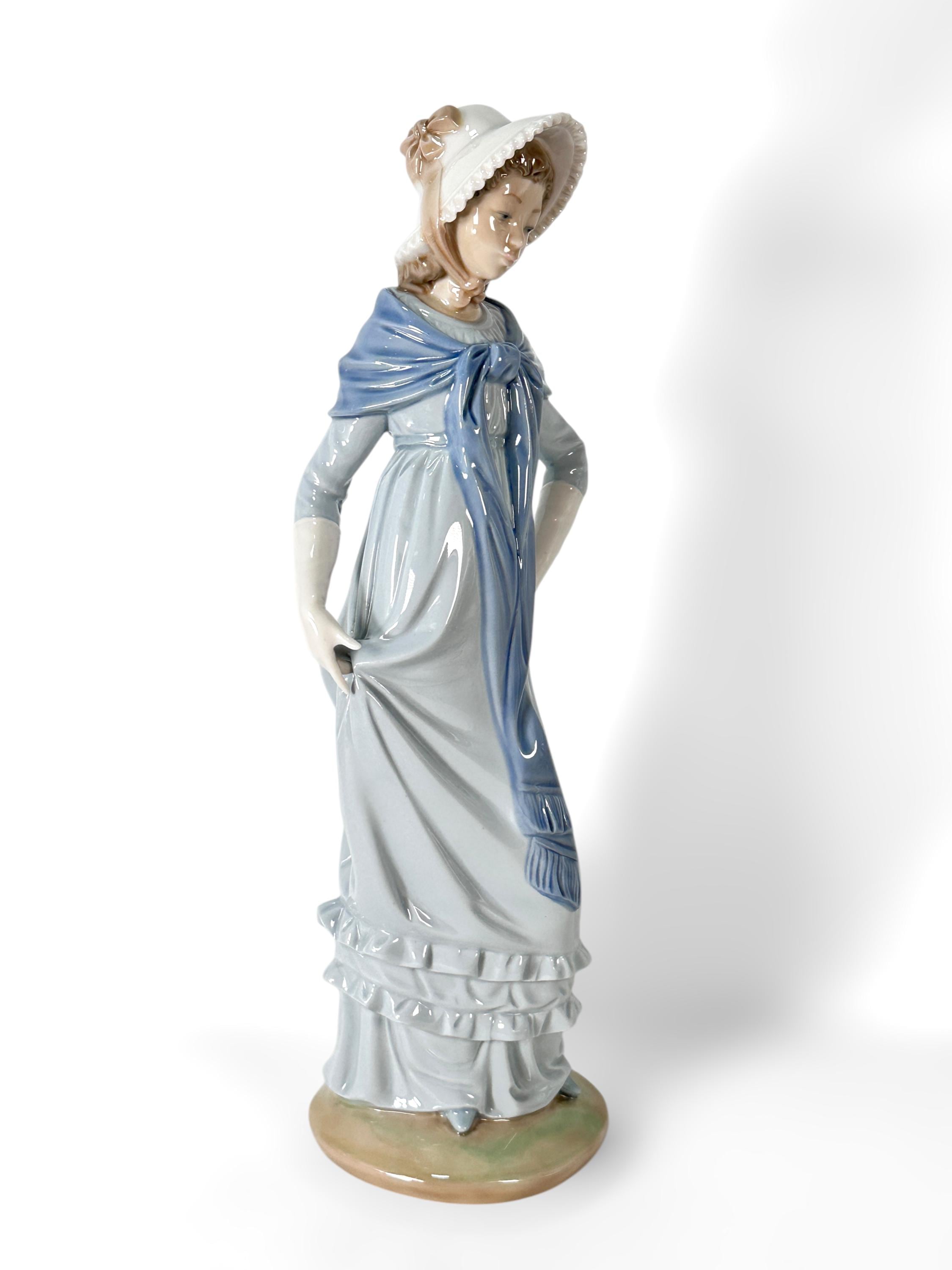 Lladro Nao Gala Party Lady フィギュア イエロー 1920 NAO by LLADRO Porcelain Figurine of Lady in Blue Dress and Bonnet