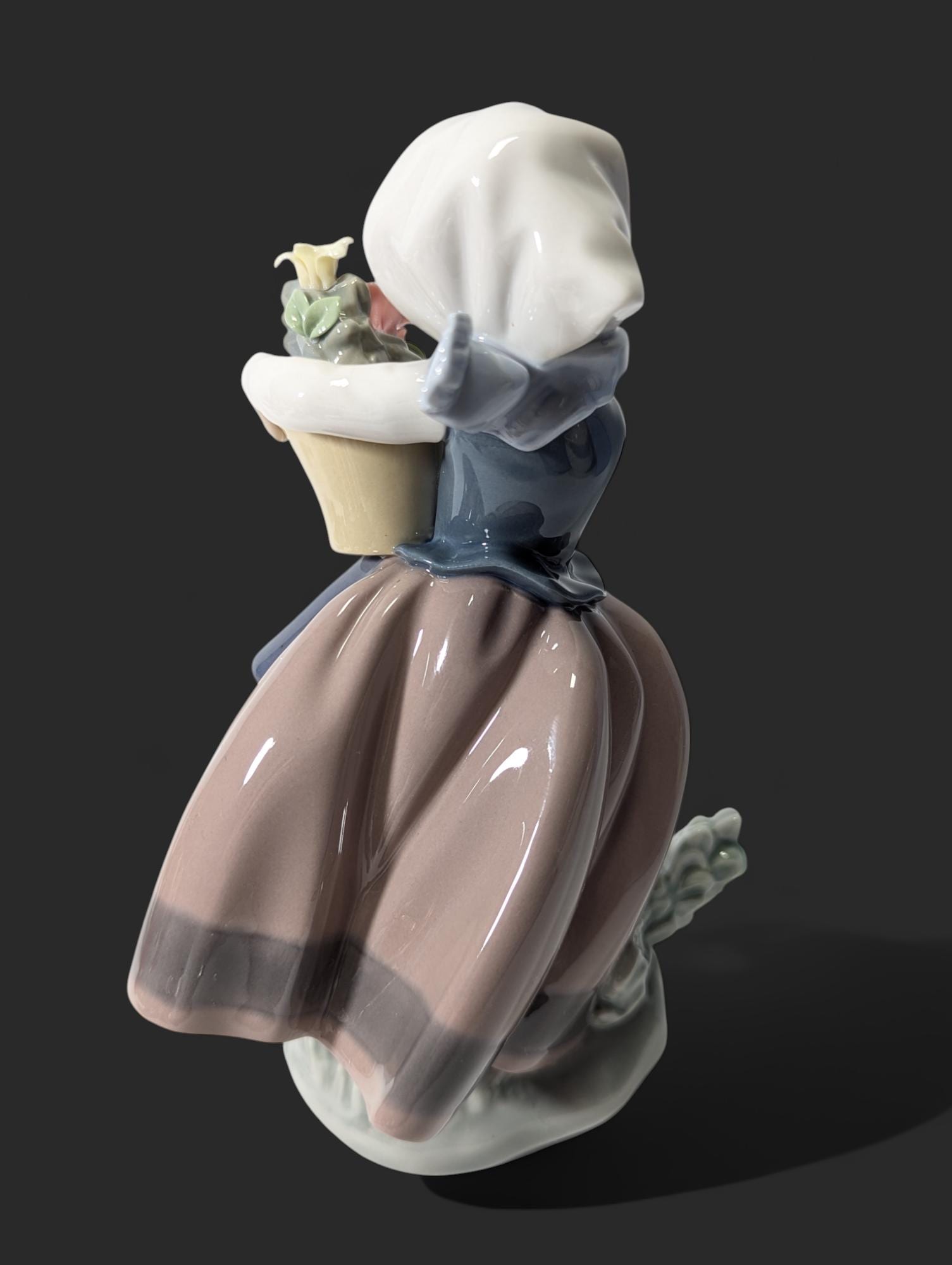 LLADRO Porcelain Figurine of a Girl With Basket of Flowers 'spring