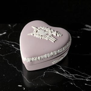 WEDGWOOD Jasperware Handcrafted Lilac / Purple Celebrating 1999 Heart Trinket Box