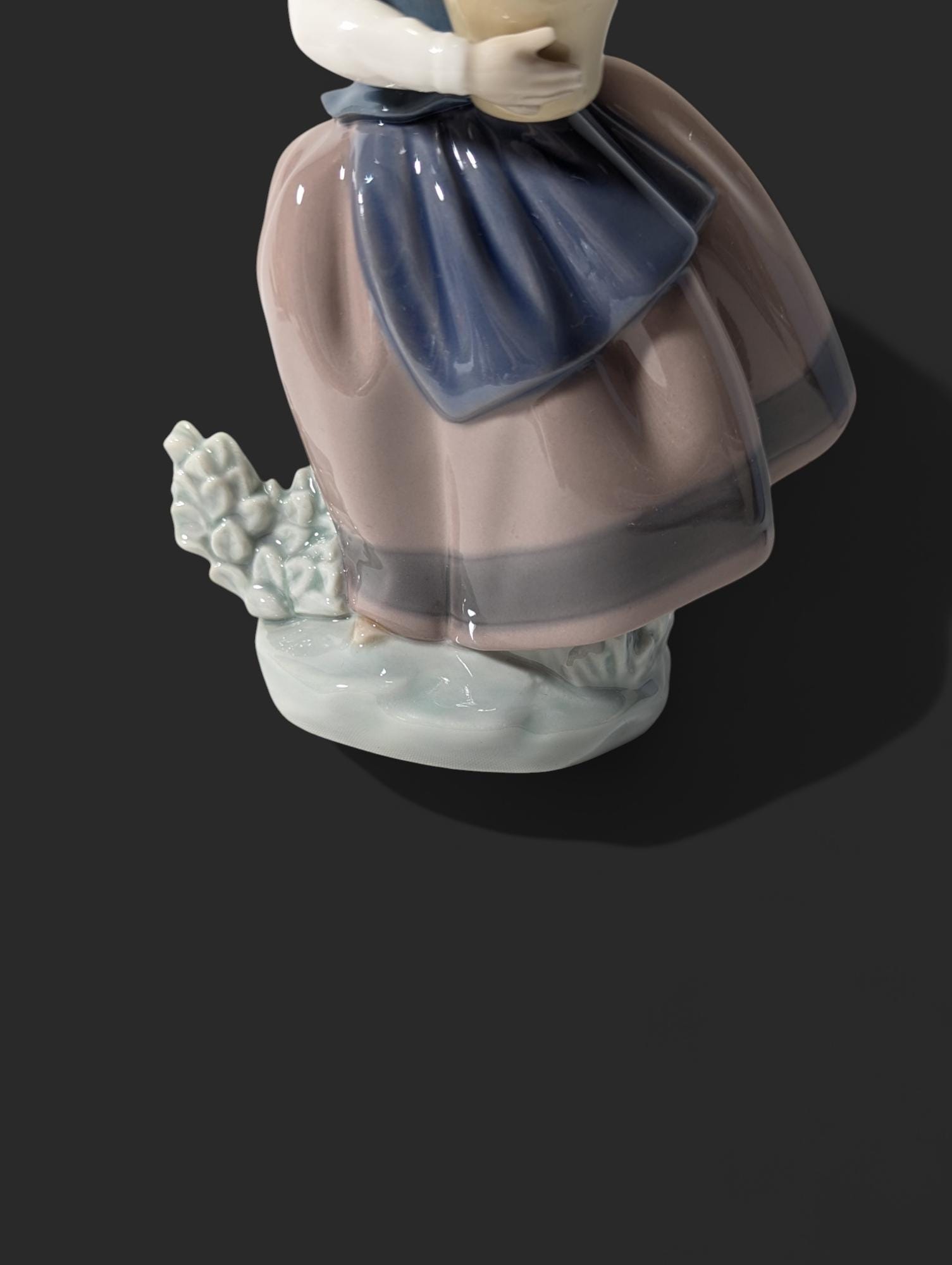 LLADRO Porcelain Figurine of a Girl With Basket of Flowers 'spring