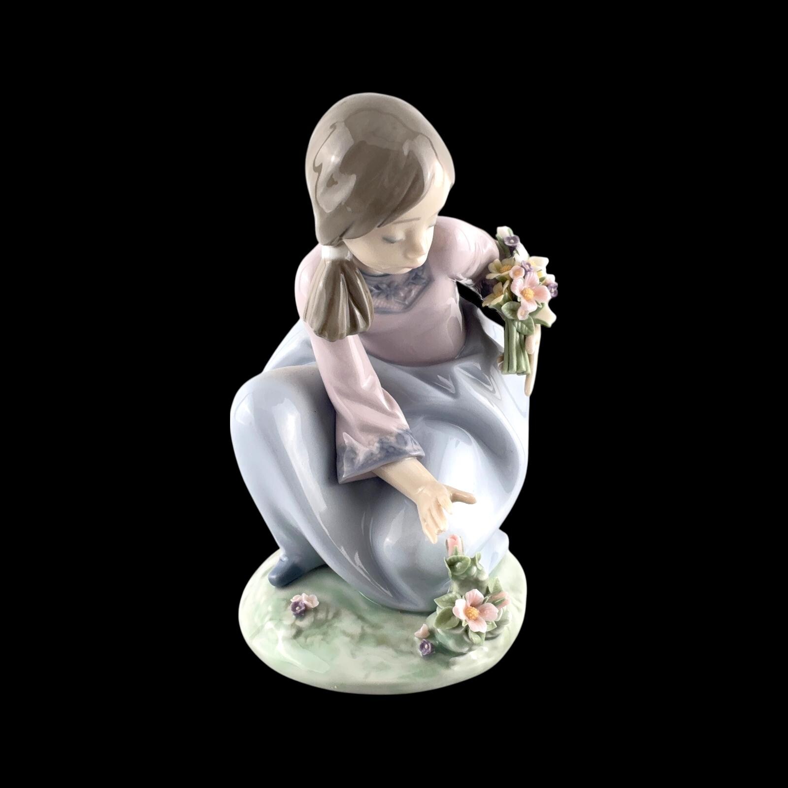 Lladro 少女像 ホワイト Lladro Porcelain Figurine of Girl With Flowers ' Bouquet of