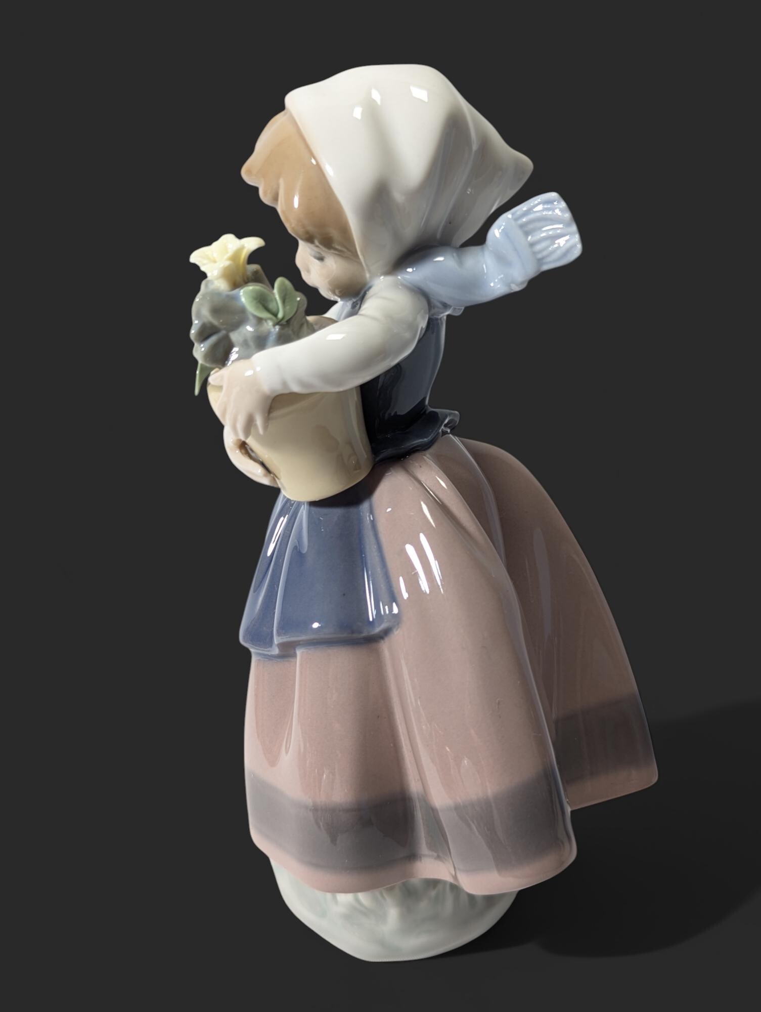 LLADRO Porcelain Figurine of a Girl With Basket of Flowers 'spring