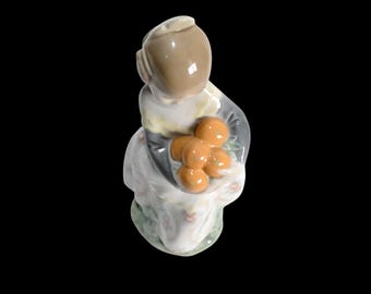 Lladro Porcelain Figurine of Valencia Girl With Oranges Nr. 4841