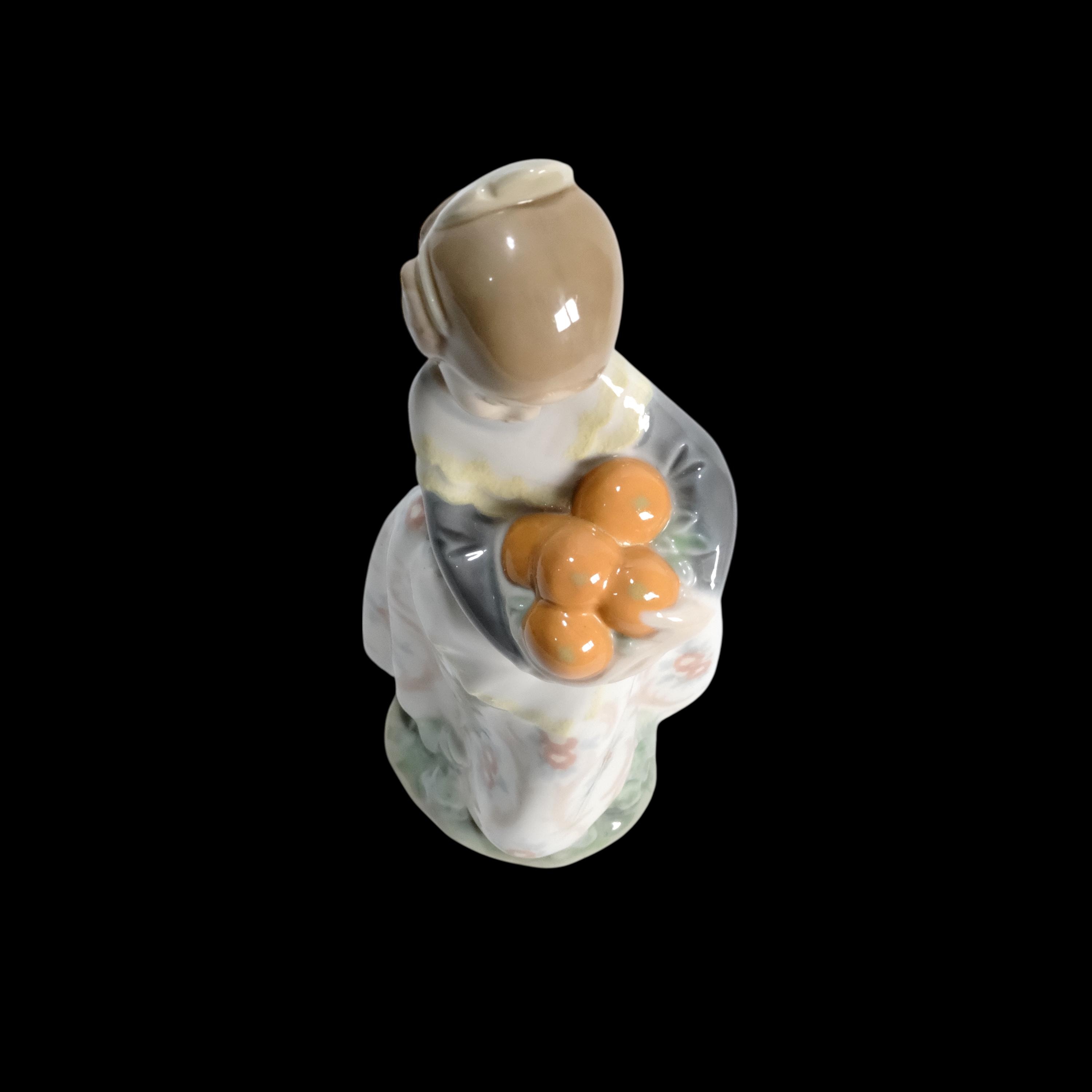Lladro Porcelain Figurine of Valencia Girl With Oranges Nr. 4841