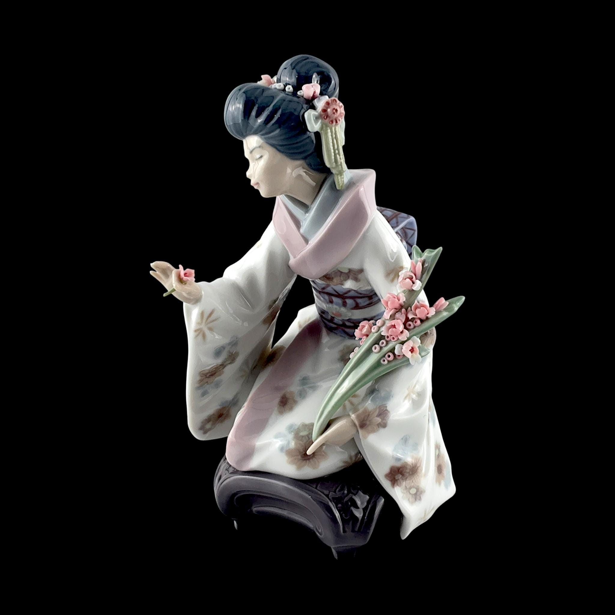 LLADRO Porcelain Figurine of Japanese Geisha Girl 