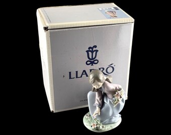 Lladro Porcelain Figurine of Girl With Flowers ' Bouquet of