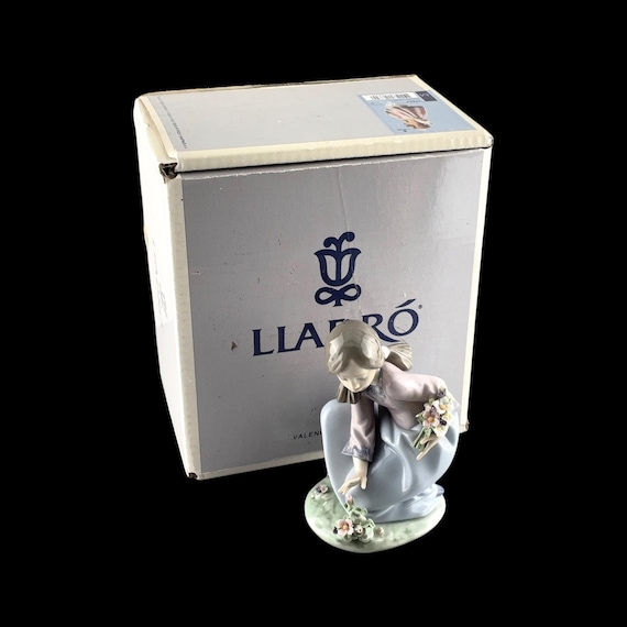 Lladro Porcelain Figurine of Girl With Flowers ' Bouquet of