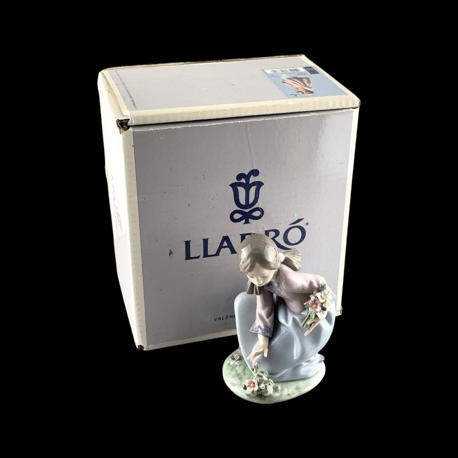 Lladro Porcelain Figurine of Girl With Flowers ' Bouquet of